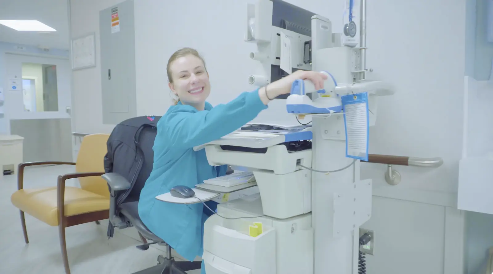 Enfermera sonriente en una estación de atención al paciente — producción de video de salud para Mount Sinai por Transcendent Enterprise