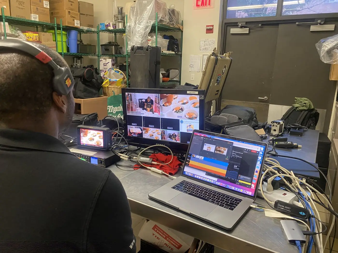 Puesto de control de transmisión con switcher, monitores y codificador en un evento