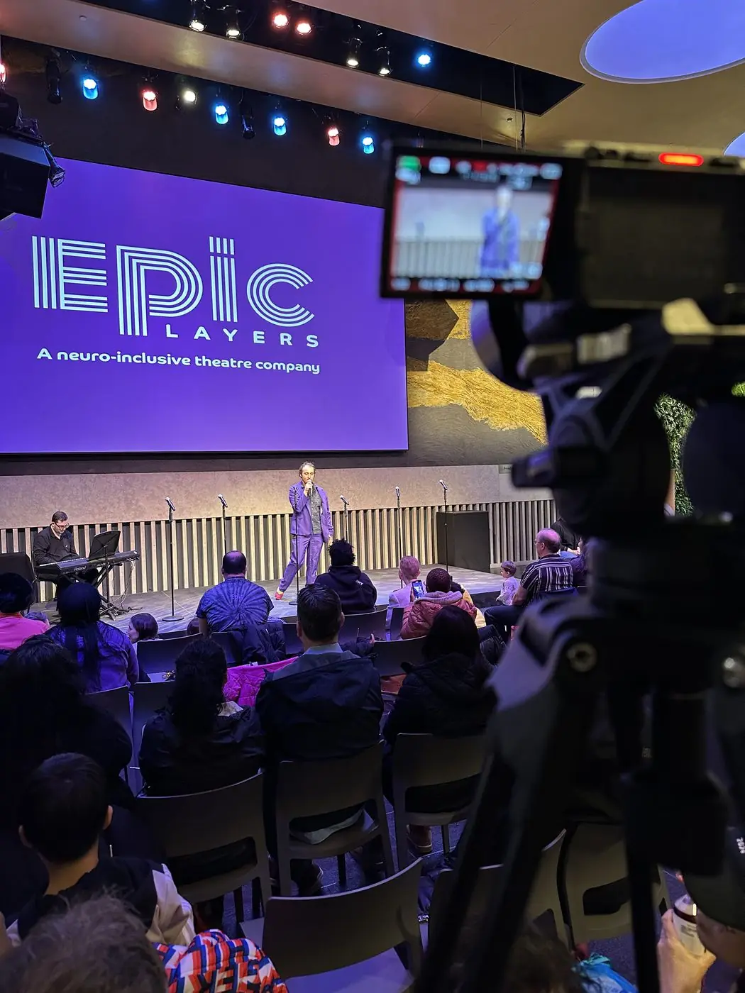 Cámara y pantalla en un evento comunitario transmitido en vivo